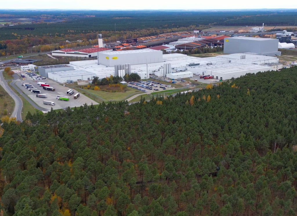 Das Oberverwaltungsgericht Berlin-Brandenburg erklärte den Bebauungsplan in Baruth/Mark zur Erweiterung eines Industriegeländes für „nicht vollziehbar“. Betroffen ist der geplante Bau eines Dosen-Werks für Red Bull. (Archivbild)