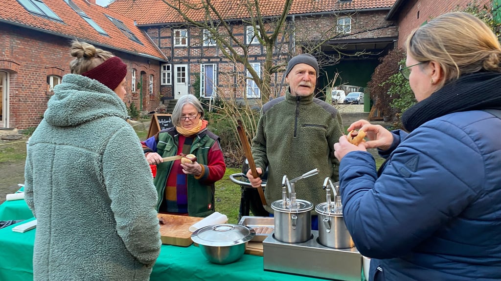 Jörg Lauenroth-Mago wird von seiner Frau Sabine Mago beim Adventsnachmittag im Dezember 2025 unterstützt.