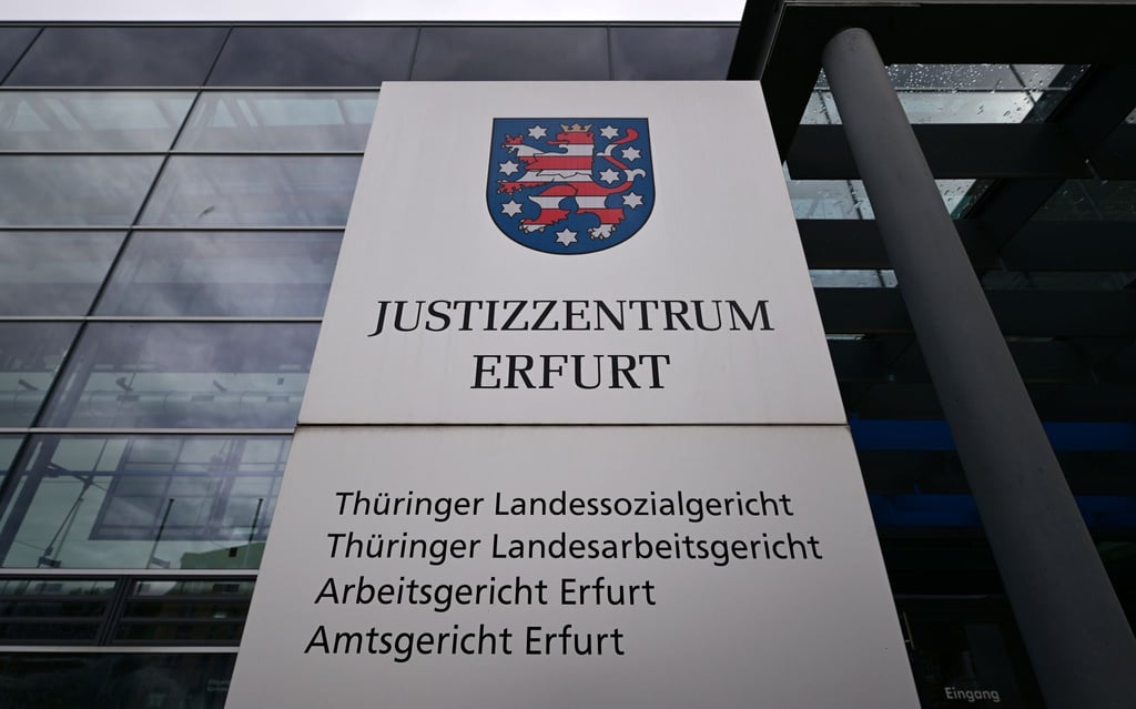 Nach einem Urteil des Arbeitsgerichts Erfurt muss der Freistaat über die Bewerbung eines AfD-Mitglieds um eine Behördenstelle neu entscheiden. (Symbolbild)