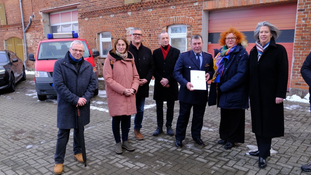 Sachsen-Anhalts Innenministerin Tamara Zieschang hatte einen Fördermittelbescheid über 550.000 Euro für den Neubau eines Feuerwehrhauses in Lindstedt überreicht, hier mit Gardelegens Bürgermeisterin Mandy Schumacher und Lindstedts Wehrleiter Michael Schulz.