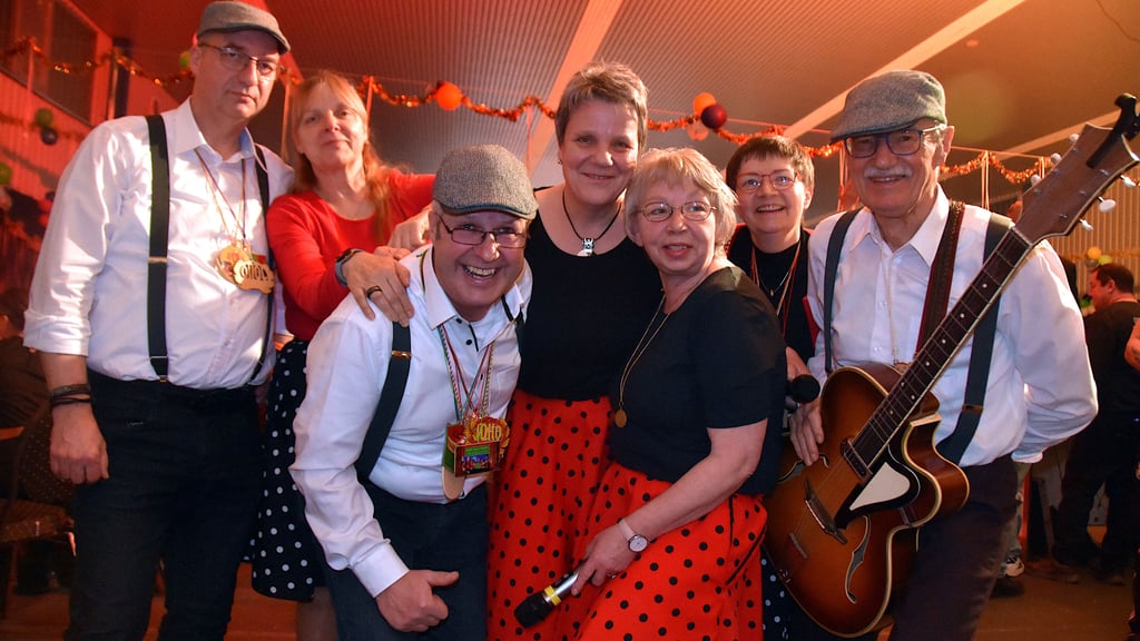 Die Stimmungssänger „Ohre Spatzen“ spielen Schunkellieder: Dazu gehören Michael Wolf (v.l.), Heike Schröder, Gerd Mäkelburg, Simone Keiler, Andrea Krüger, Silvia Wolf, Birgit Adolf (nicht auf dem Foto, aber auf der Bühne) und Manfred Freyhold.