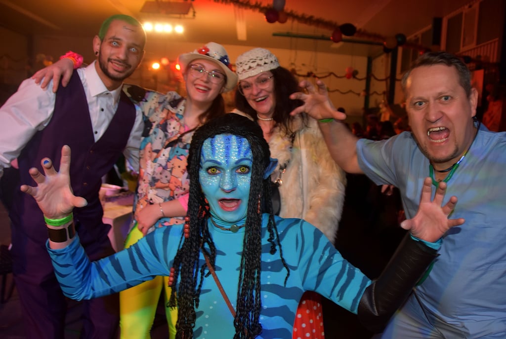 Ausgelassene Faschingsstimmung: Fantasievolle Kostüme, wilde Posen und beste Laune – diese bunt gemischte Gruppe feiert beim Karneval in Calvörde fröhlich, laut und mit jeder Menge Humor bis spät in die Nacht.