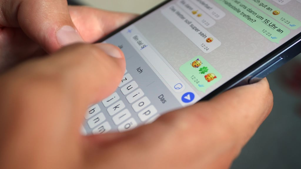 Neu in der Whatsapp-Gruppe? Der Admin kann bald über ein Feature neuen Mitgliedern die letzten 25 bis 100 Nachrichten aus der Gruppe zustellen.