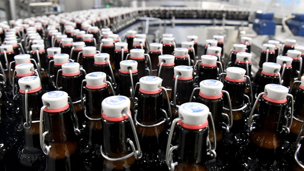 Forscher aus Freiberg haben ein umweltfreundliches Verfahren zur Herstellung von braunem Glas entwickelt. (Symbolbild)