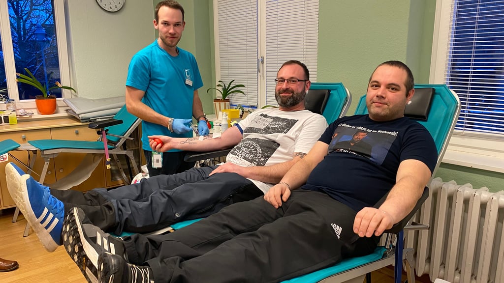 Fabian Rau nimmt Maximilian Gast (r.) und Marc Huth Blut ab. Beide spenden regelmäßig in Parey. 