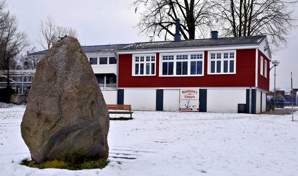 Vom Ausflugslokal „Naumanns Schuppen“ in Aken führt ein leicht befestigter Trampelpfad zum Findling  am Ufer der Elbe. 