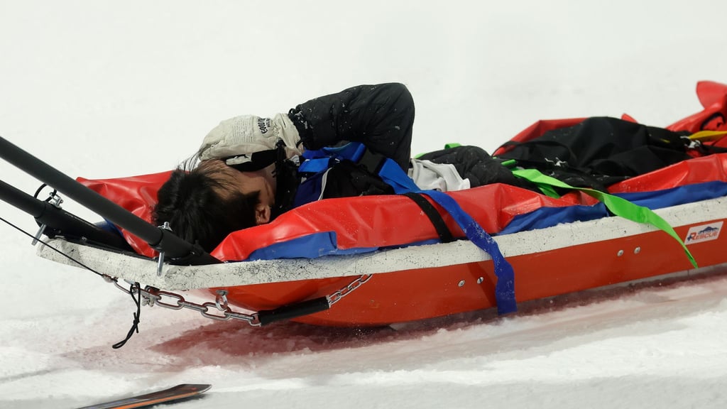 Seunghun Lee muss mit einem Schlitten abtransportiert werden.