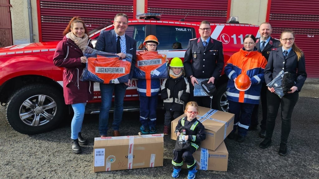 Die Kinder- und Jugendfeuerwehren der Stadt Thale haben neue Bekleidung bekommen. Darüber freuen sich Stadtkinderwartin Anne-Kathrin Keitz (rechts), Stadtjugendwart (Vierter von rechts), Stadtwehrleiter Steffen Bornemann (Zweiter von rechts) und Bürgermeister Maik Zedschack (Zweiter von links). 