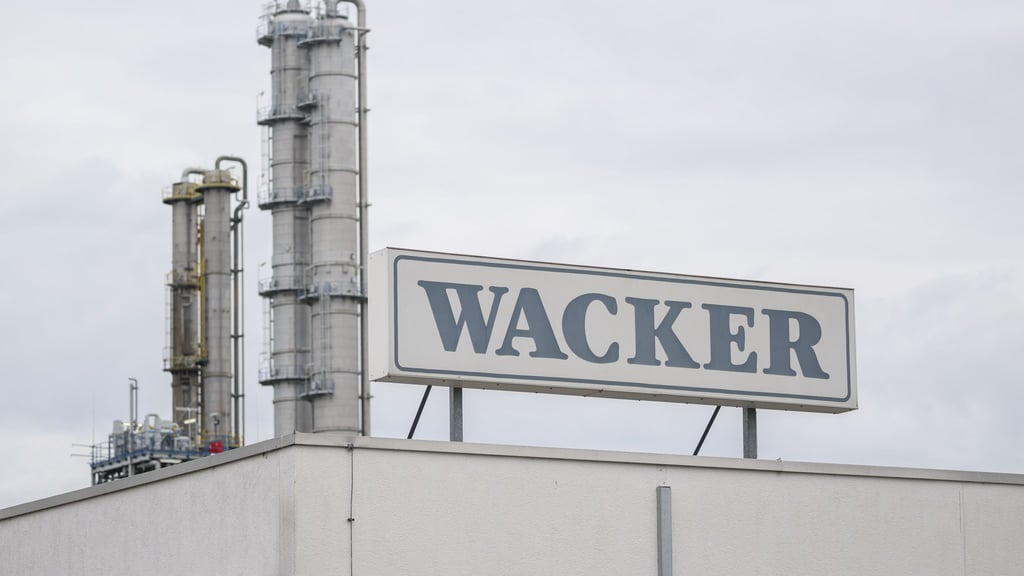 Wacker plant massive Einsparungen und will 1.500 Stellen streichen: Was das für das Werk Nünchritz bedeutet, bleibt weiter offen. (Archivbild)