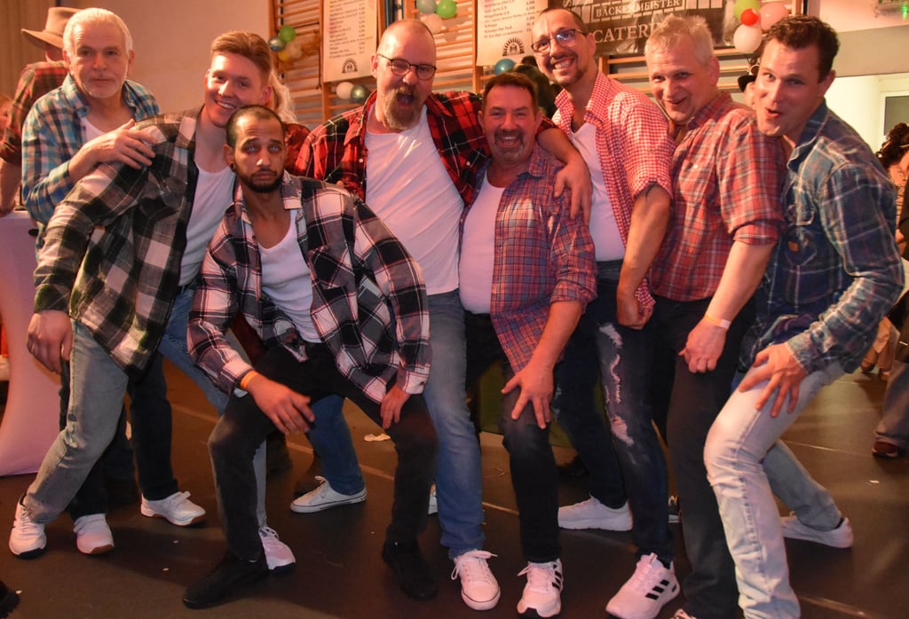 Nach der Razzia wieder in Freiheit: Das Männerballett ist für jede Showeinlage zu haben.