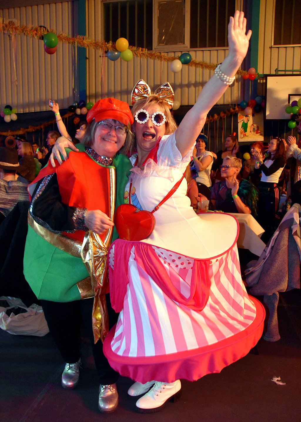 Evelyn Gadau als Geburtstagstorte und ihre Mutter Gisela als Geschenk haben sichtlich Spaß beim bunten Treiben.