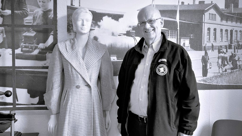 Fleecejacke, Hemd und Jeanshose: Gern machte Georg Plenokowski Werbung für Veranstaltungen im Imuset.