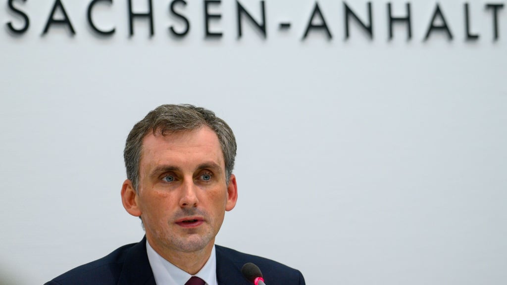 Das Ministerium von Bildungsminister Jan Riedel (CDU) unterstützt Schulen im Umgang mit Extremisten. (Archivbild)