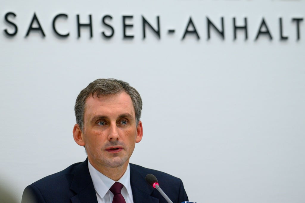 Das Ministerium von Bildungsminister Jan Riedel (CDU) unterstützt Schulen im Umgang mit Extremisten. (Archivbild)