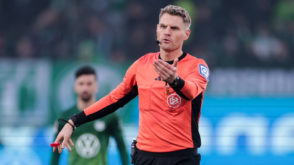 Schiedsrichter Timo Gerach beim Bundesliga-Spiel im Februar 2026. Er pfeift am Samstag das Spiel zwischen dem FC Schalke 04 und dem 1. FC Magdeburg.