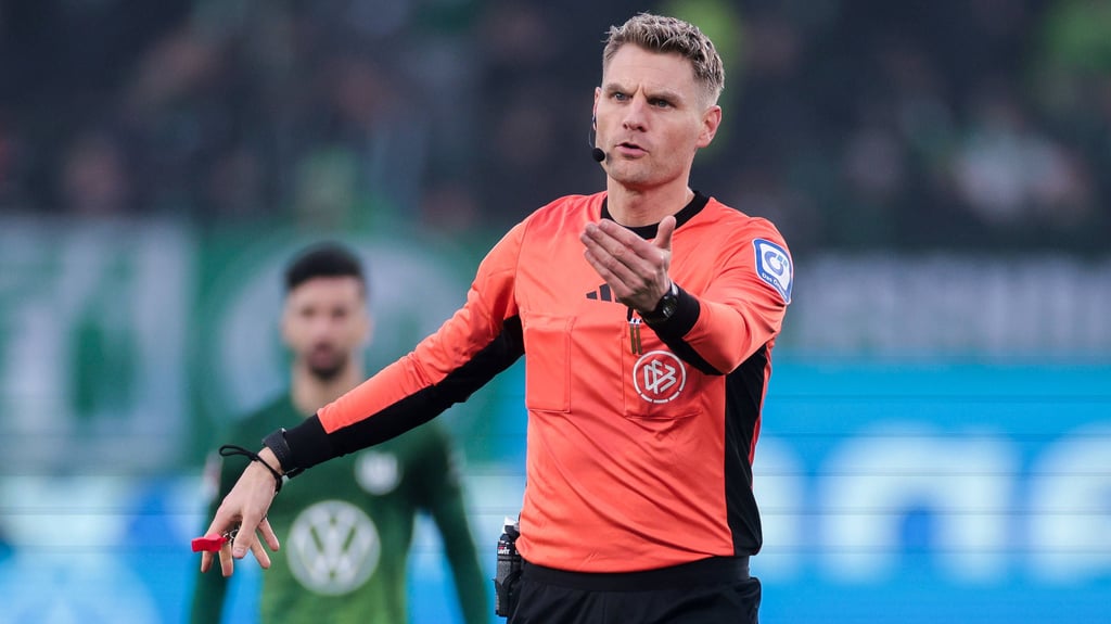 Schiedsrichter Timo Gerach beim Bundesliga-Spiel im Februar 2026. Er pfeift am Samstag das Spiel zwischen dem FC Schalke 04 und dem 1. FC Magdeburg.