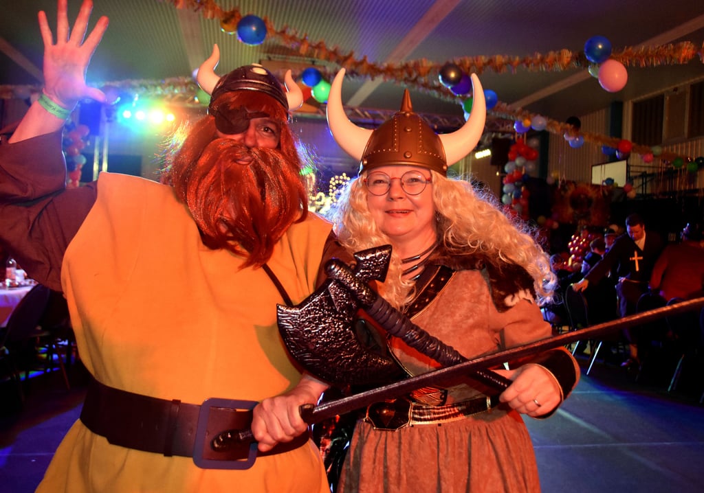 Starkes Wikinger-Duo: Frauke (l.) als Halvar, der Vater von Wickie aus dem Wikingerdorf Flake, und Renate als Ylva, die Frau von Halvar, präsentieren sich kampfbereit und gut gelaunt beim Karneval in Calvörde.