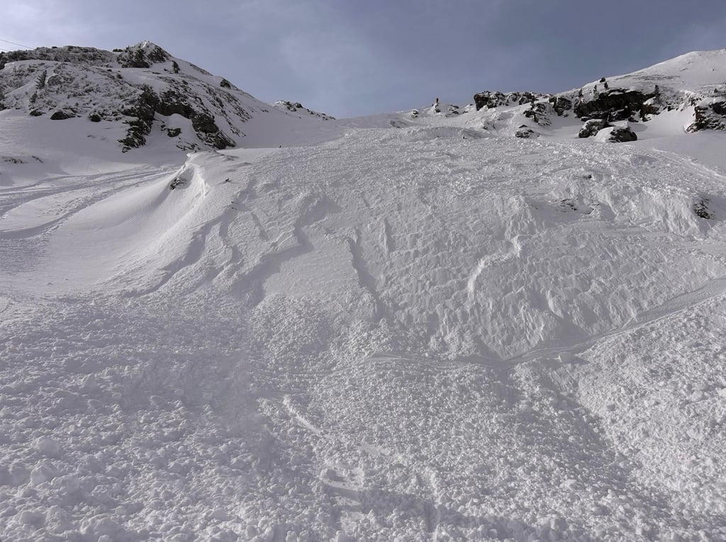 Ein deutscher Skifahrer starb unter einer Lawine in Tirol. (Symbolbild)
