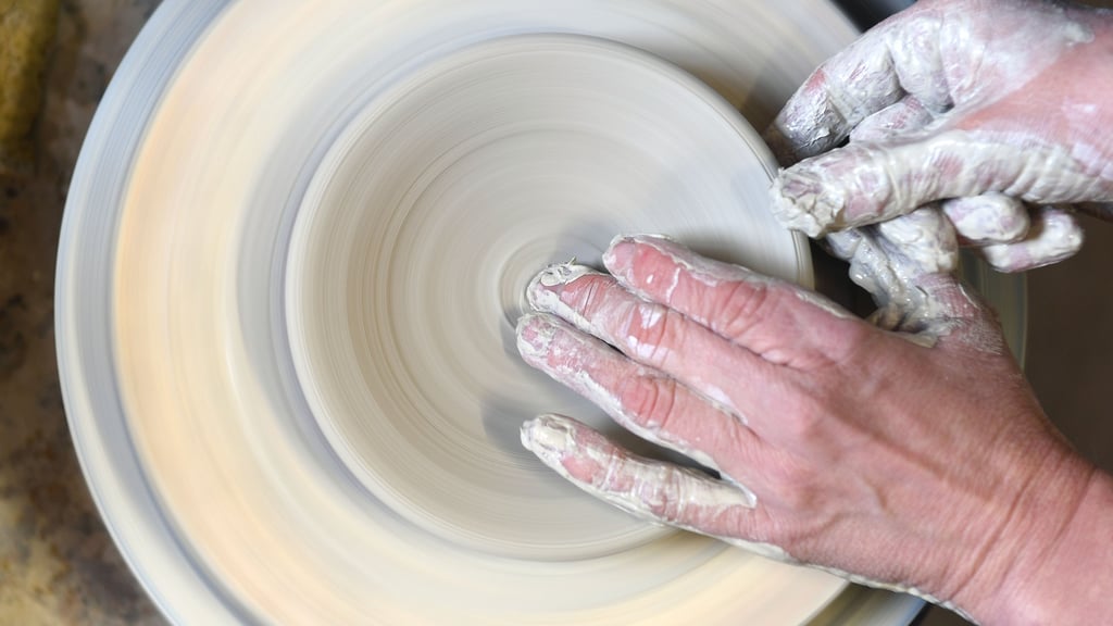 Selbst einmal an der Drehscheibe sitzen: Auch das ist in einigen Werkstätten zum Tag der offenen Töpferei in Sachsen-Anhalt möglich.