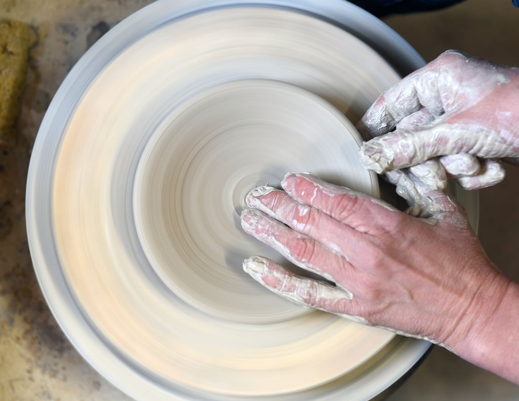 Selbst einmal an der Drehscheibe sitzen: Auch das ist in einigen Werkstätten zum Tag der offenen Töpferei in Sachsen-Anhalt möglich.