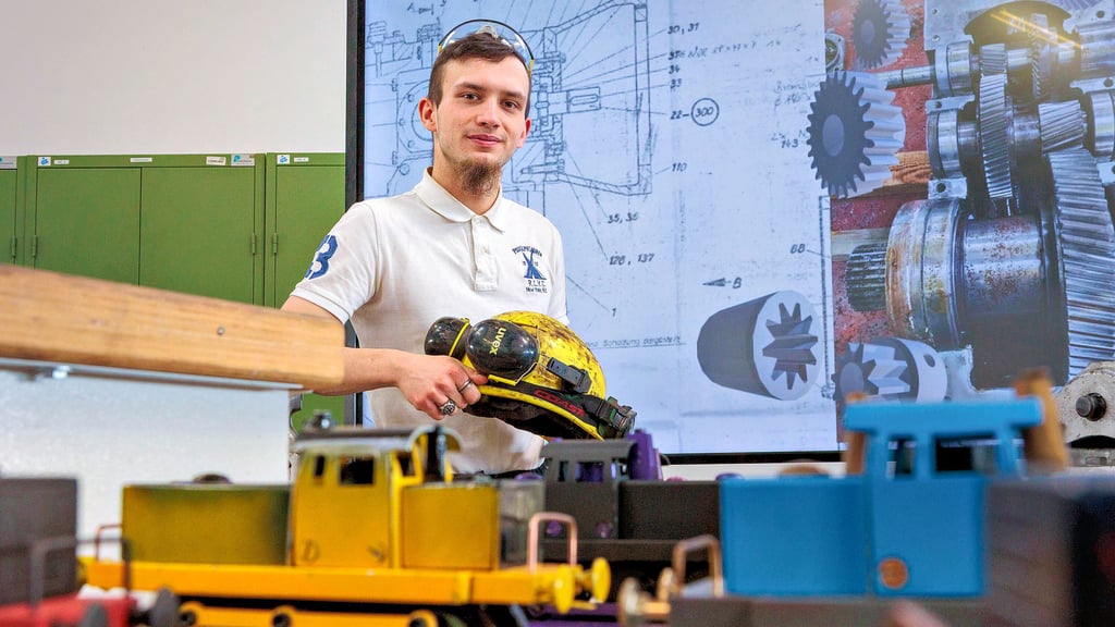 Ian Stuart Gewiese aus Grana hat seine Ausbildung als Anlagenmechaniker bei der Mibrag als Bester im Burgenlandkreis und als Bester in der Handwerkskammer Halle-Dessau abgeschlossen.  Er wurde von Mibrag übernommen und arbeitet im Tagebau Schleenhain. 