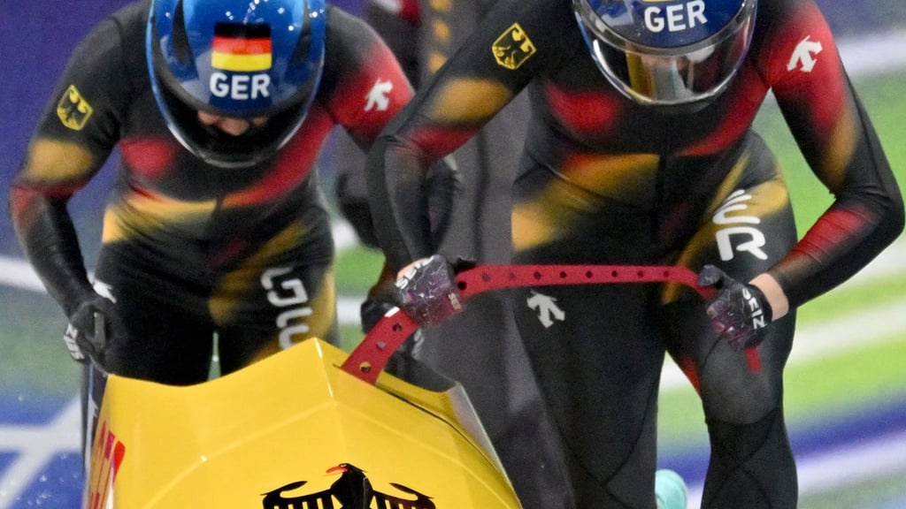 Laura Nolte (Pilotin) und Anschieberin Deborah Levi (Deutschland) legten im ersten Lauf gleich Start- und Bahnrekord hin.