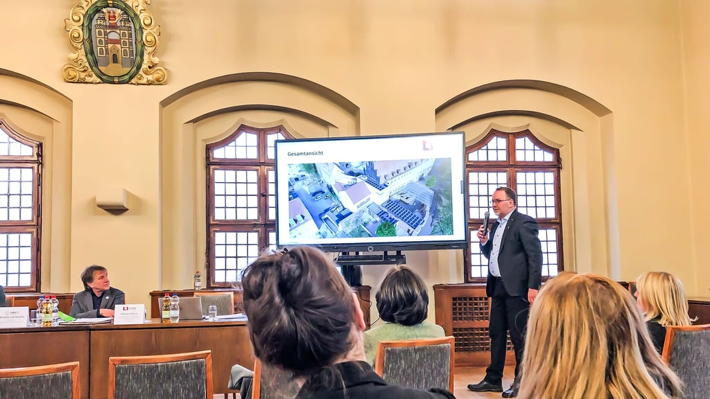 Beim Impuls-Nachmittag im Alten Rathaus kam neben anderen   Johannes Killyen zu Wort. Er berichtete über die aktuellen Arbeiten im Lutherhaus. 