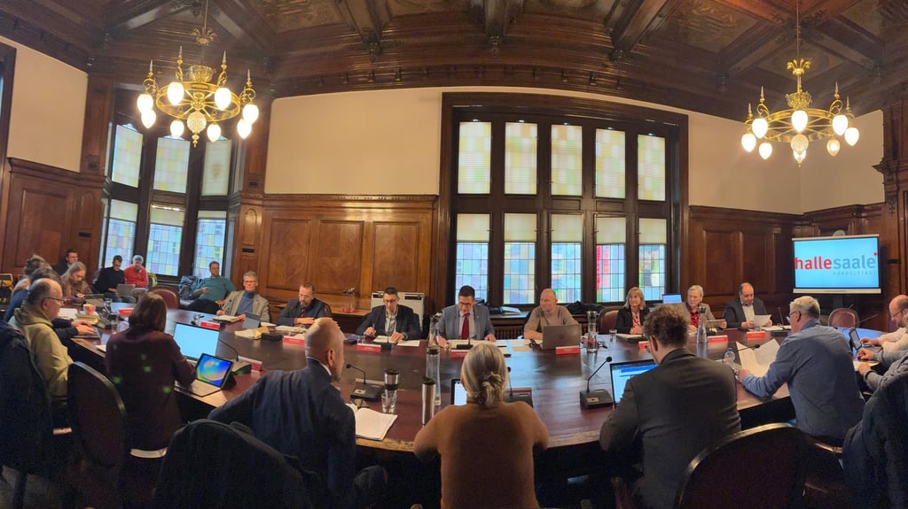 Bei einer Sitzung im Wappensaal des Stadthauses gerieten Oberbürgermeister Vogt und Linken-Fraktionsvorsitzende Müller verbal aneinander.