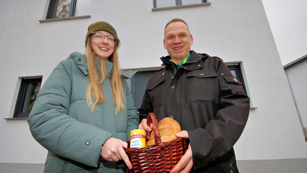 Mit Brot und Salz begrüßt CWG-Geschäftsführer Alexander Berlin hier Julia Meißner vor ihrer neuen Wohnung in einer der Stadtvillen.