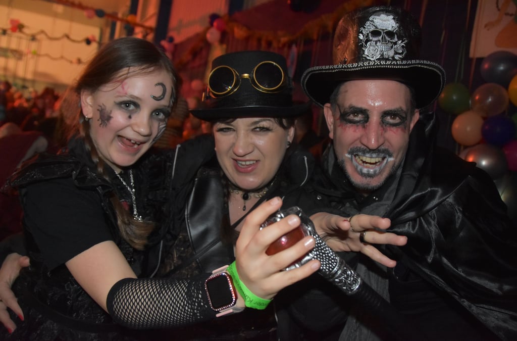 Gruselig gut gelaunt: Graf Piet, seine Gemahlin Cathrin und ihre Tochter als Wednesday Addams zeigen beim Fasching in Calvörde eindrucksvoll, dass schaurige Kostüme und ausgelassene Feierlaune perfekt zusammenpassen.