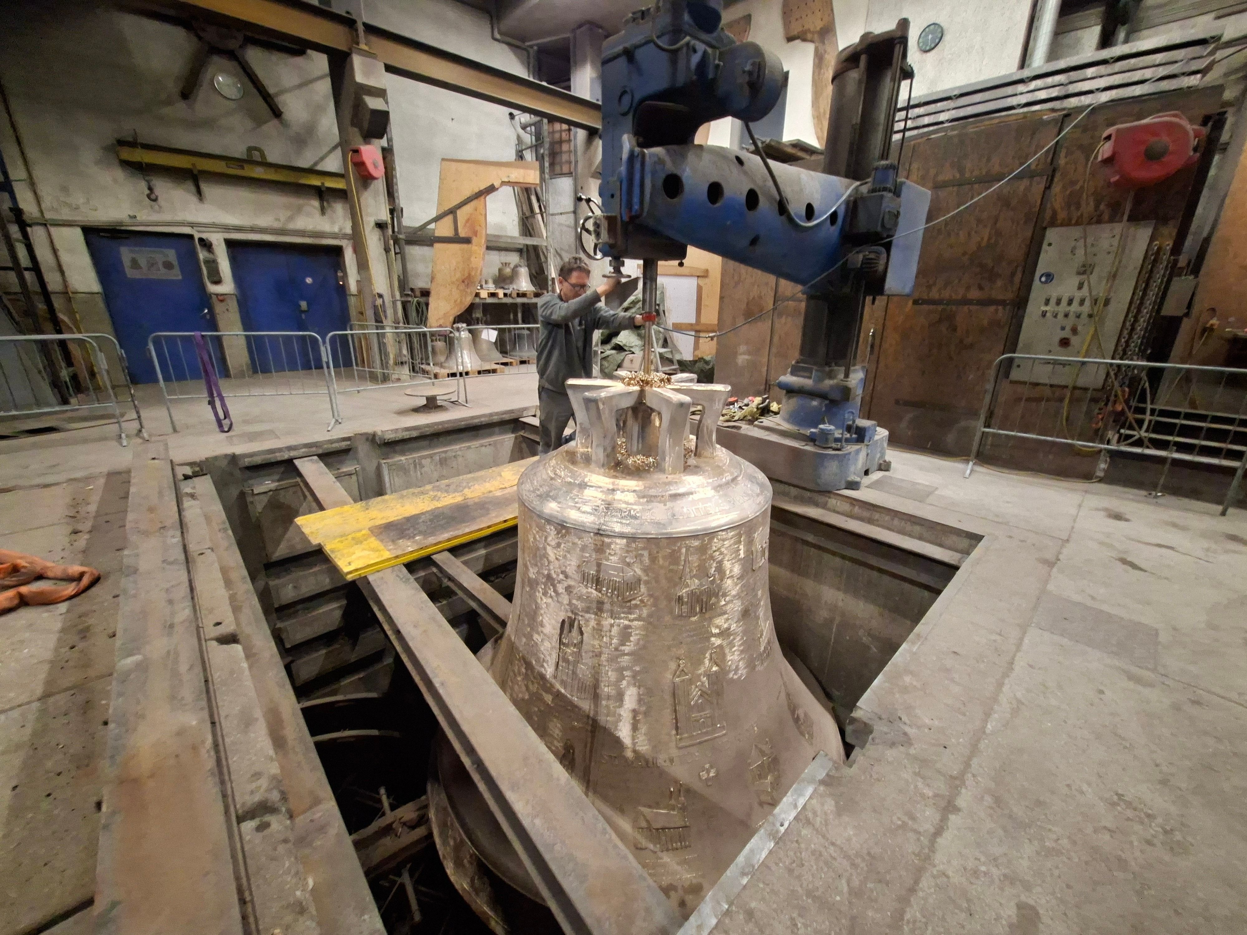 Abnahme durch einen Gutachter verschiebt sich: Magdeburgs neue Domglocke hat ein Loch bekommen