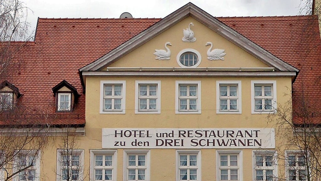 Die drei Schwäne sind die Namensgeber des altehrwürdigen, mittlerweile lange leerstehenden und verfallenden Hauses am  Altmarkt.  