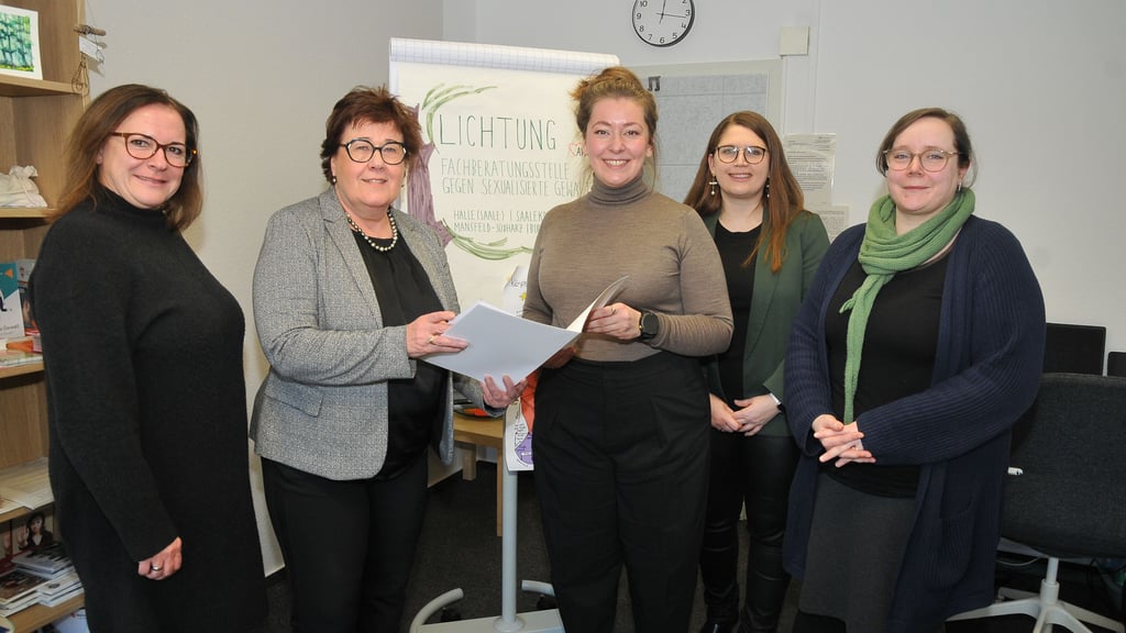 Gleichstellungsministerin Petra Grimm-Benne (SPD, zweite von links) überreicht  den Fördermittelbescheid an Astrid Herrmann-Haase von der Fachberatungsstelle Lichtung gegen sexualisierte Gewalt. 