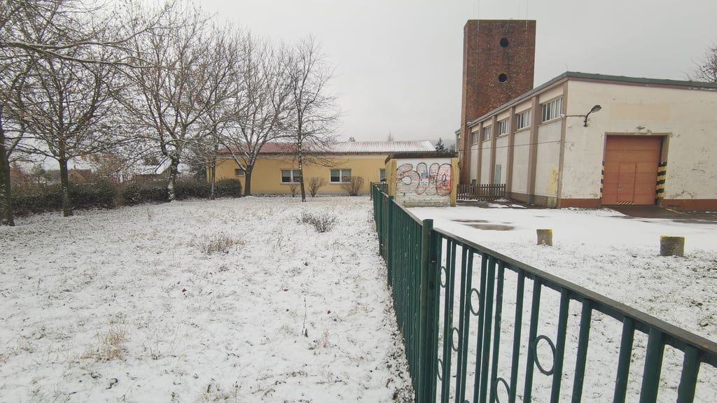 Ein möglicher Standort für den Container-Konsum "Unser Schopp" in Wienerode: auf der Grünfläche hinter dem Dorfgemeinschaftshaus und alter Feuerwehr. 