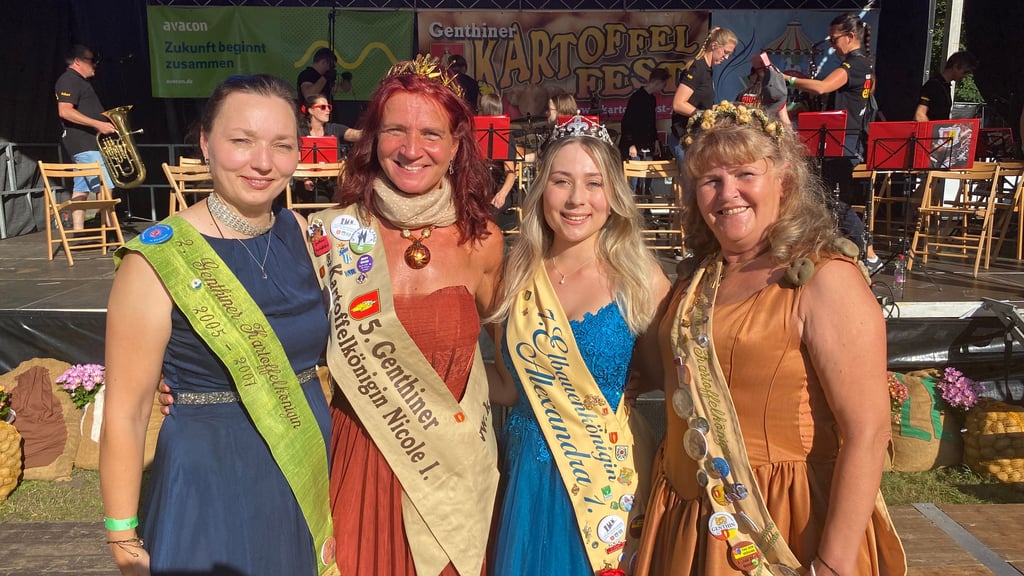 Die Genthiner Kartoffelköniginnen (Nicole Dittler ist die zweite v.l.) und die amtierende Elbauenkönigin auf dem Kartoffelfest 2025.