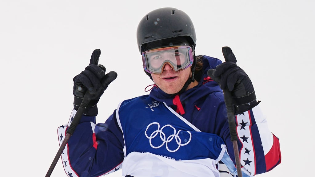 L wie „Loser“? Hunter Hess formte mit seinen Fingern den Buchstaben L - und sprach danach über seine turbulenten Olympia-Tage.