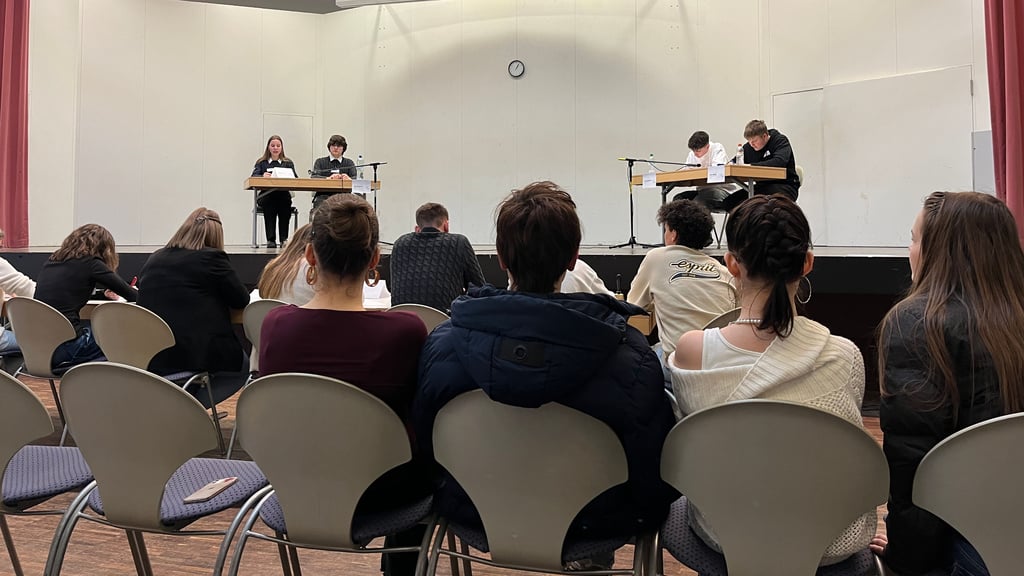 „Jugend debattiert“ in der Aula am Elisabeth-Gymnasium in Halle.