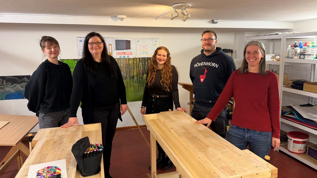 In Magdeburg gibt es zwei Projekte, die Schulverweigerer auffangen. Ein Team aus Sozialpädagoginnen, einem Abenteuer- und Erlebnispädagogen und der pädagogischen Leiterin Nancy Käding (2. v. l.) betreuen die Kinder und Jugendlichen. 