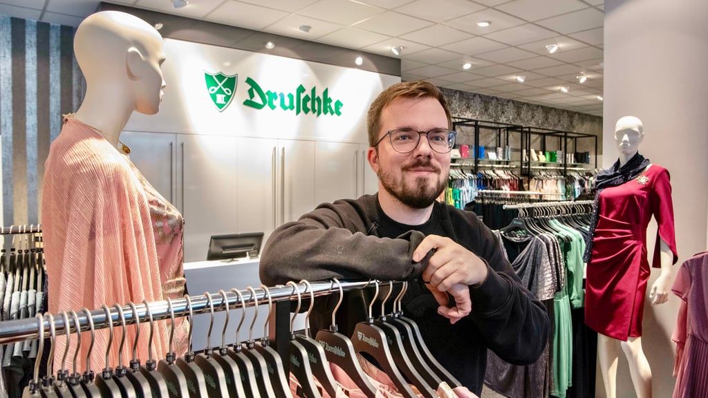 Philipp Druschke im Modegeschäft in der Kavalierstraße. Mit seinem Outlet ist er näher ran an das Hauptgeschäft gezogen.