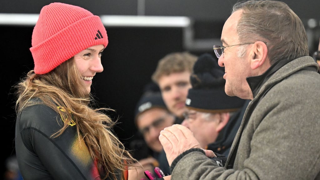Verteidigungsminister Boris Pistorius sah sich an der Bahn Laura Noltes Rennen an.