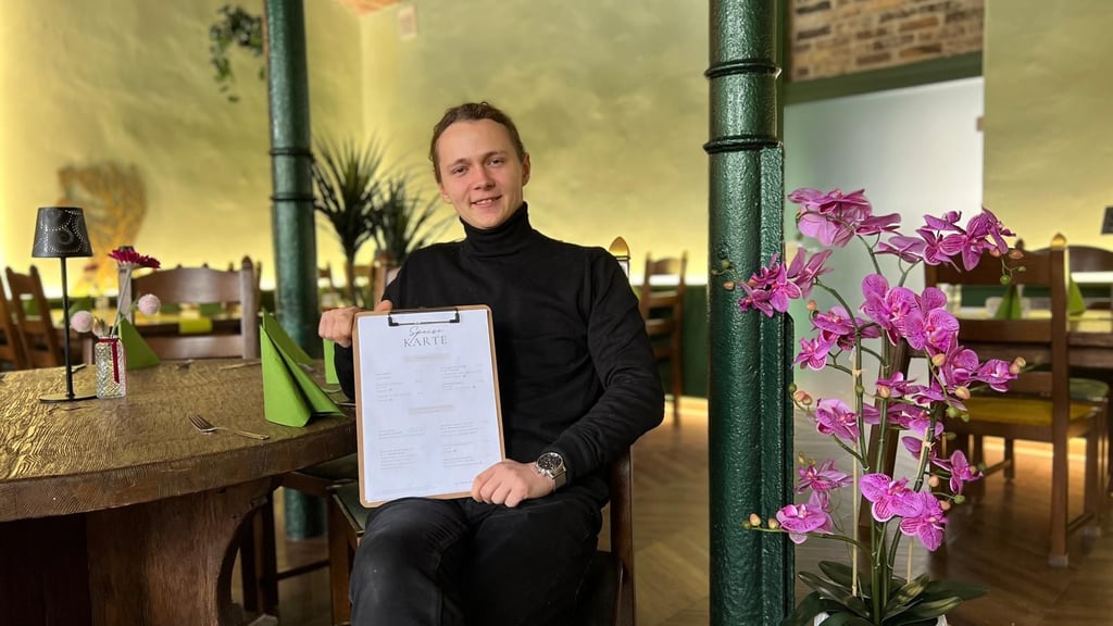 Sascha Schilling hat die Bauernschänke, die zur Keramikscheune Spickendorf gehört, erst im August 2025 wiedereröffnet. Nun hat er bei „Mein Lokal, Dein Lokal“ teilgenommen.