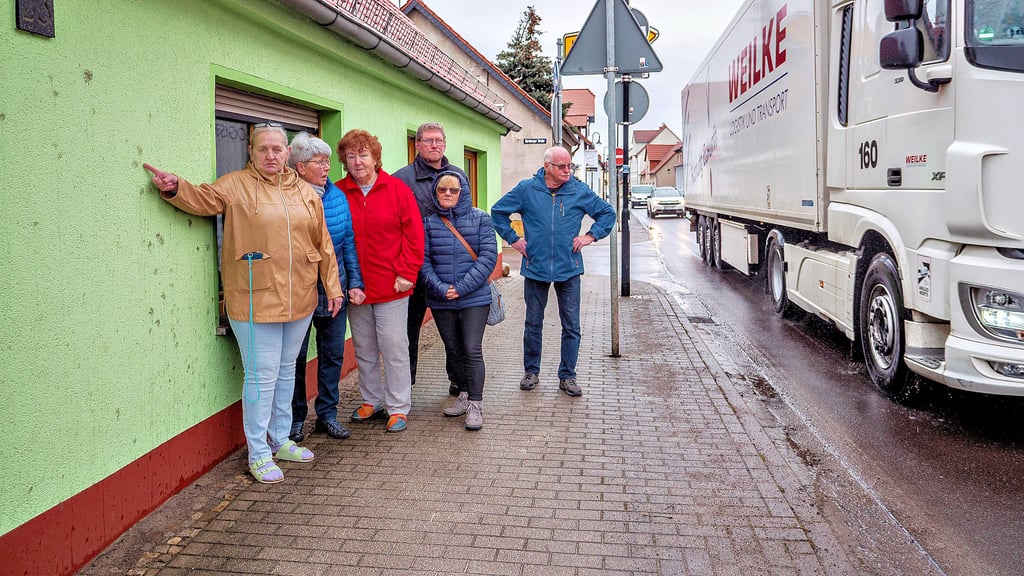 Anwohner der Salzstraße in Gommern sind sauer. Der feuchte Dreck der Straße spritzt an ihre Häuserfassaden –  teilweise über zwei Meter hoch, so wie hier am Haus von Ilona Schmidt (links).