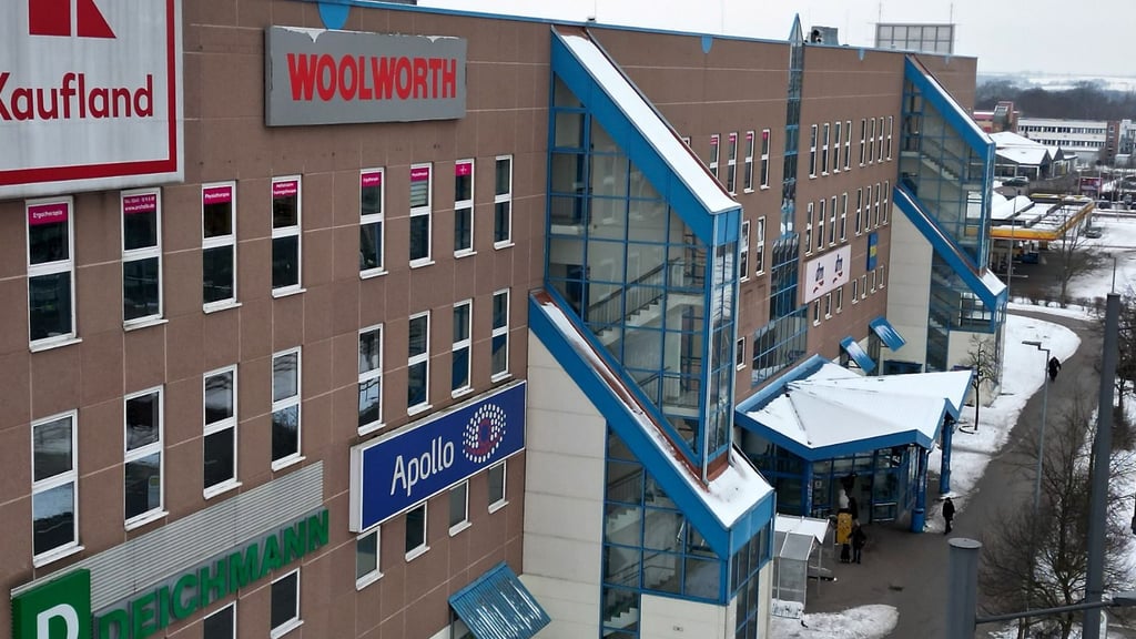 Hat das Südstadt Center in Halle noch eine Zukunft? Das Kaufland-Schild jedenfalls ist bald Geschichte.