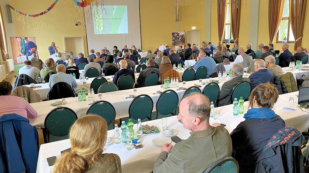 Die Mitglieder des Kreisbauerntages verfolgen die Rede des Vizepräsidenten des Landesbauernverbandes, Sven Borchert.