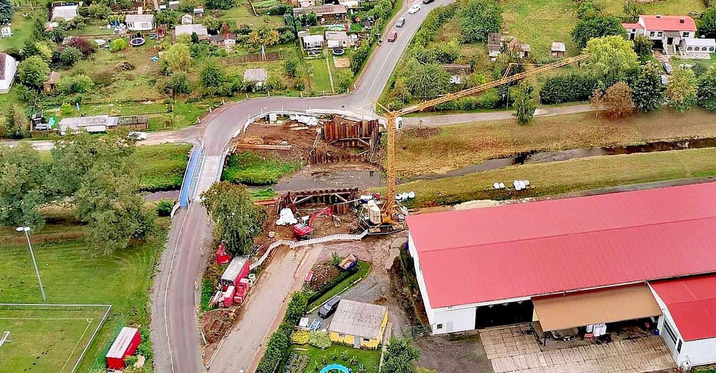 An dieser Baustellendraufsicht von Ende September hat sich, mit Ausnahme der Vegetation, kaum etwas verändert.