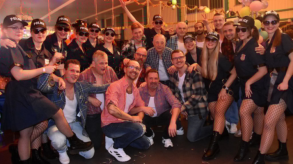 In Uniform und Handschellen sorgen die Aktiven des Calvörder Karnevalsclub für eine spektakulären Show – und verwandeln den vermeintlichen Arrest in eine ausgelassene Party.