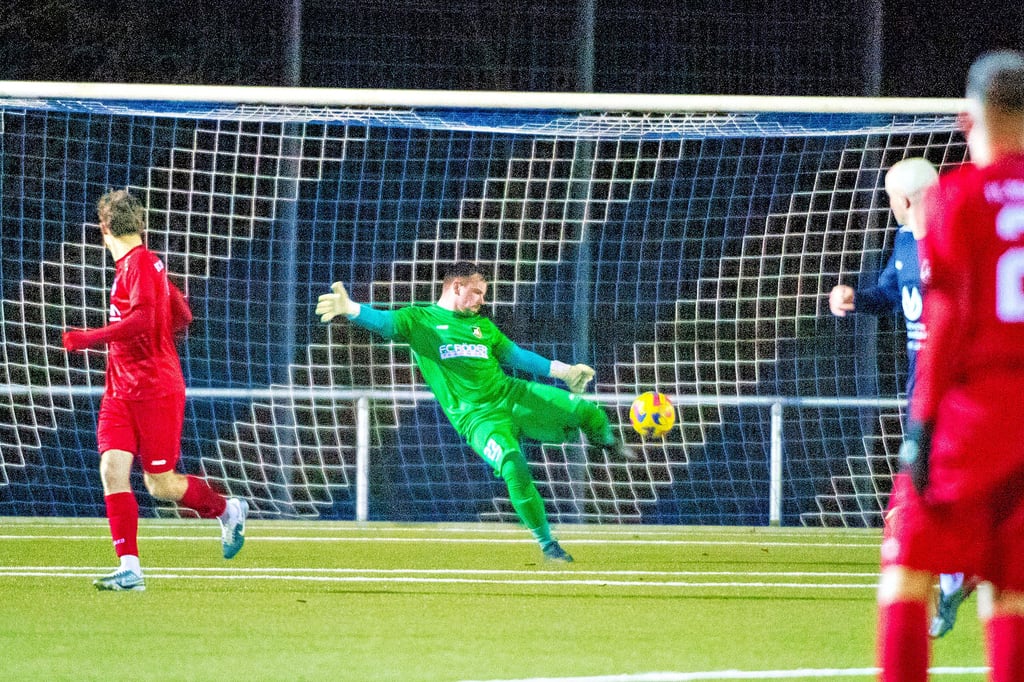 Till Klippel, hier im Testspiel in Freyburg, hat im Kampf um die Nummer eins im Kasten des Landesligisten SC Naumburg, leicht die Nase vorn.