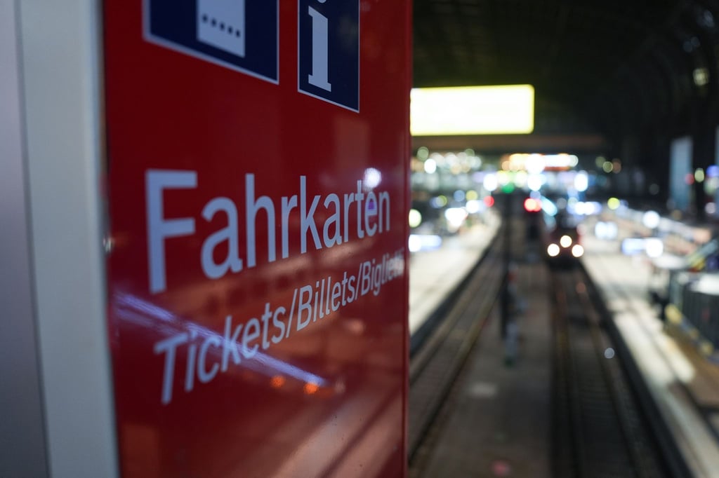 Vor zwei Wochen wurde bei Kaiserslautern ein Schaffner von einem Fahrgast tödlich verletzt. (Symbolbild)