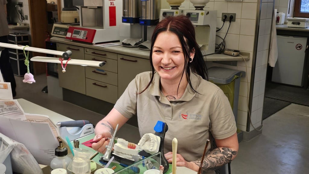 Jasmin Münz ist Kammersiegerin der Handwerkskammer Magdeburg als Zahntechnikerin im Dentallabor Ruppin.