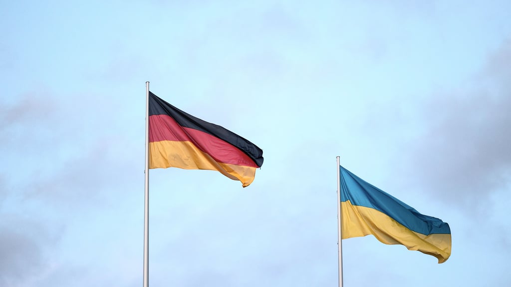 Neben der deutschen weht eine ukrainische Flagge.